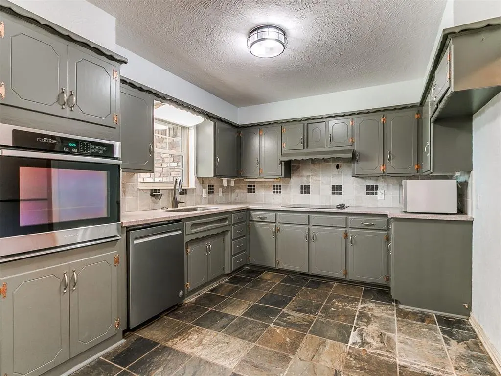 Photo 3 — 2745 Plymouth Lane, The Village, OK 73120