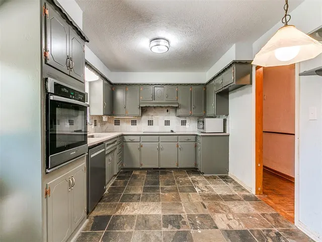 Photo 4 — 2745 Plymouth Lane, The Village, OK 73120