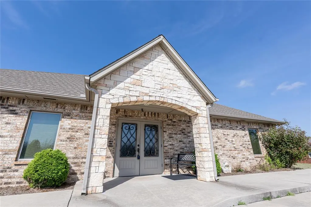 Front exterior — 1917 Commerce Street, Choctaw, OK 73020