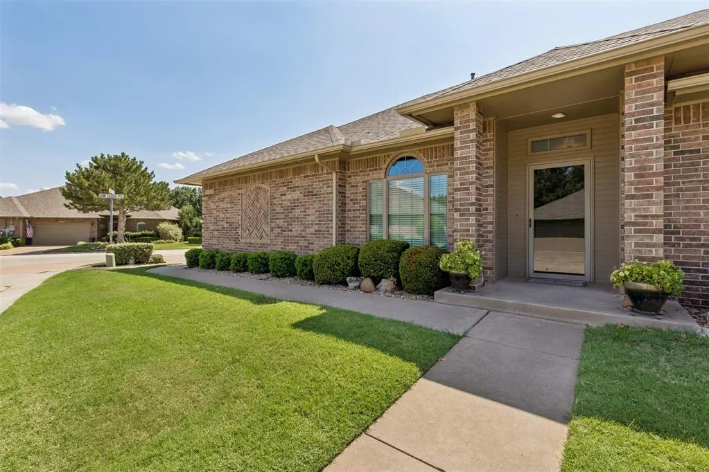 Photo 2 — 16013 Sonoma Drive, Edmond, OK 73013
