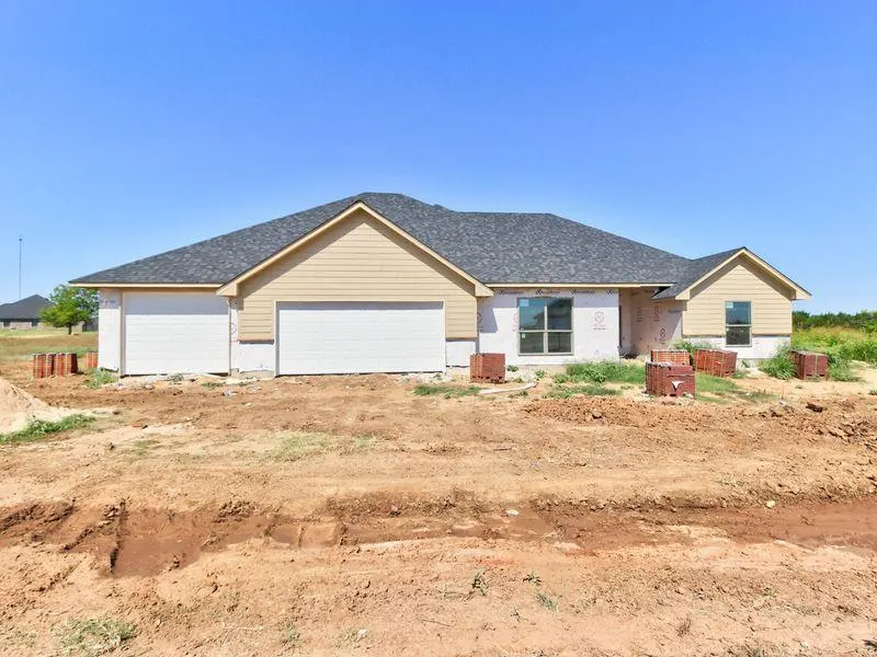 Front exterior — 2670 Secretariat Pass, Guthrie, OK 73044