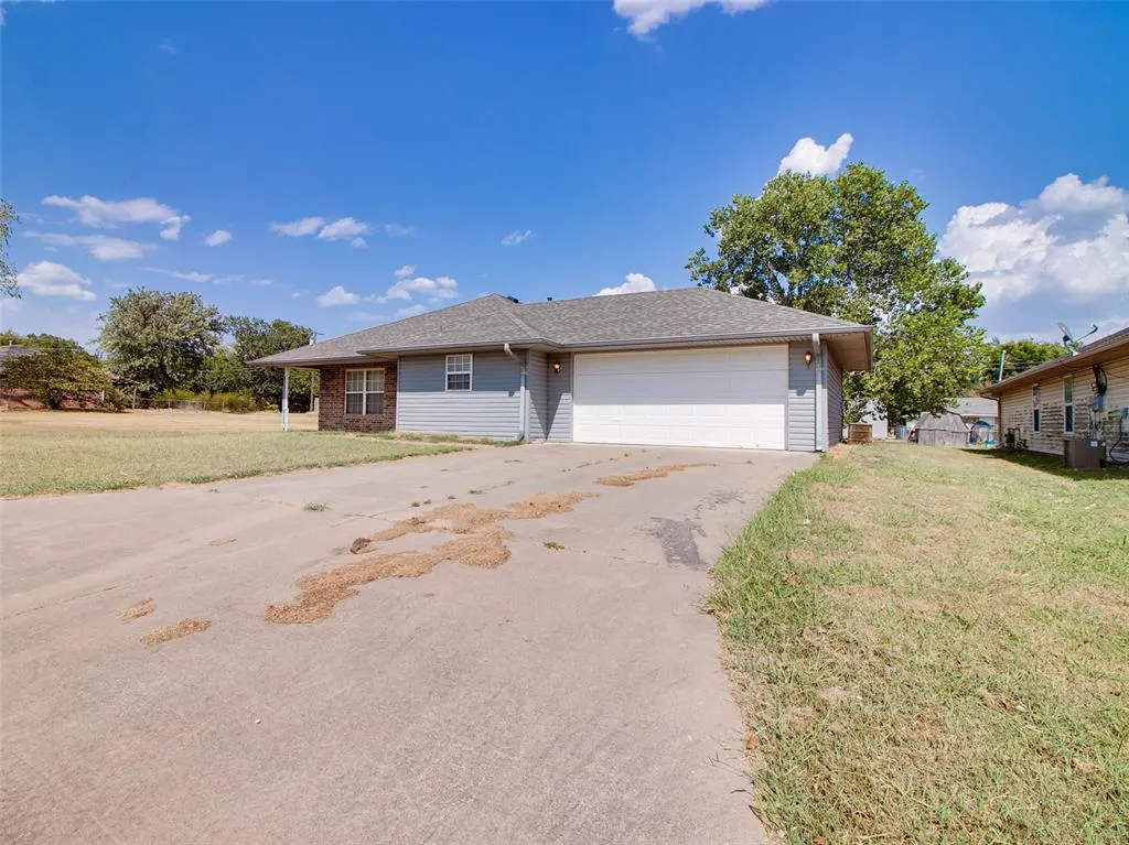Photo 2 — 209 S 6th Avenue, Stroud, OK 74079