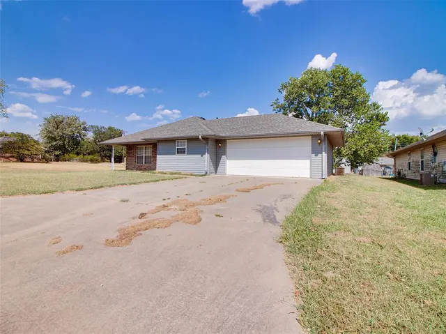Photo 2 — 209 S 6th Avenue, Stroud, OK 74079
