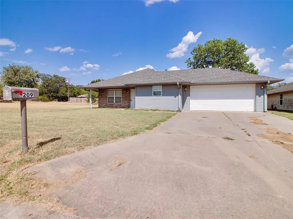 Photo 3 — 209 S 6th Avenue, Stroud, OK 74079