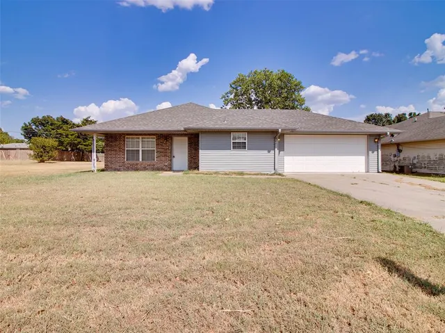 Photo 4 — 209 S 6th Avenue, Stroud, OK 74079