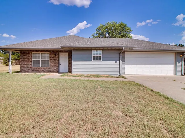 Photo 5 — 209 S 6th Avenue, Stroud, OK 74079