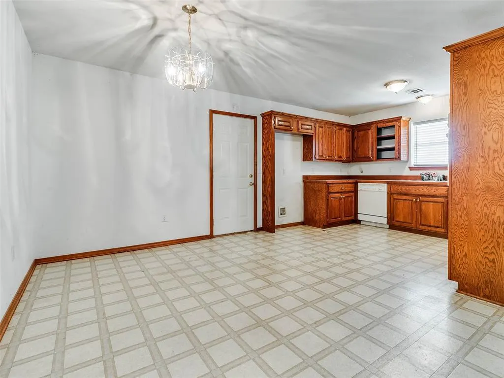 Photo 12 — 209 S 6th Avenue, Stroud, OK 74079