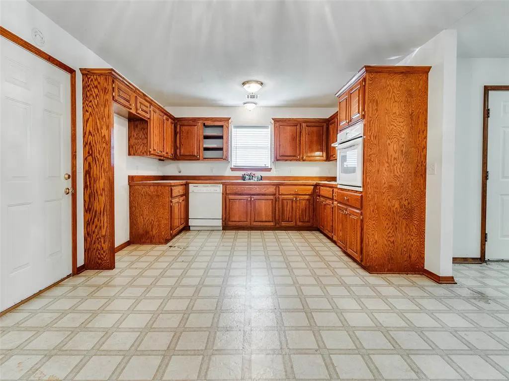 Photo 13 — 209 S 6th Avenue, Stroud, OK 74079