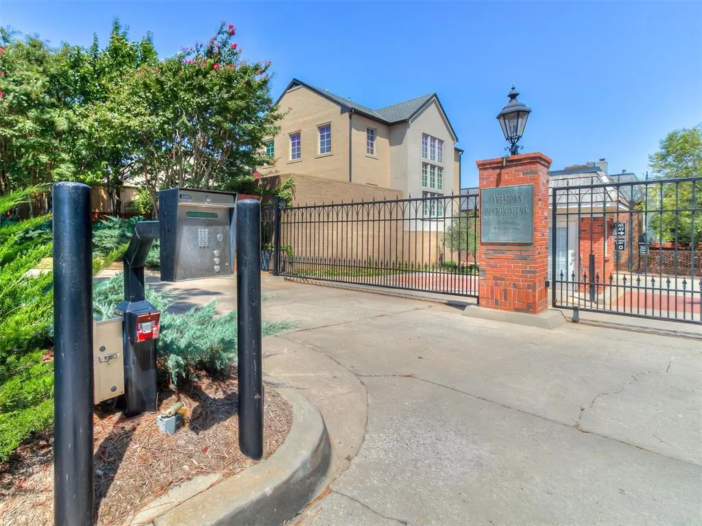 Photo 2 — 6441 Brandywine Lane, Oklahoma City, OK 73116