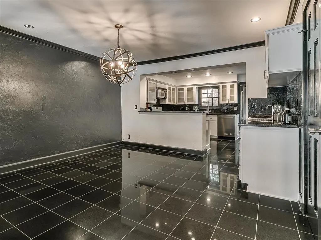 Photo 12 — 6441 Brandywine Lane, Oklahoma City, OK 73116
