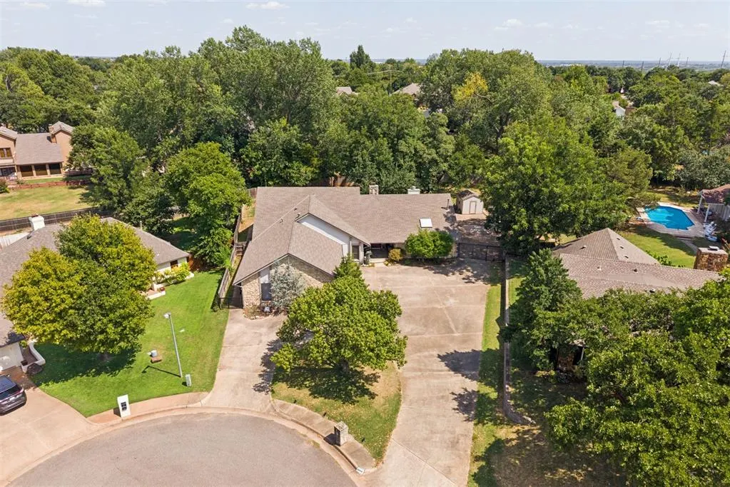 Photo 2 — 2008 Mistletoe Court, Edmond, OK 73034