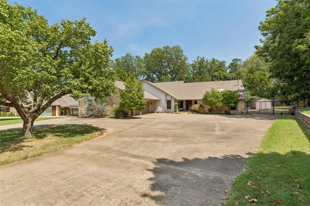 Front exterior — 2008 Mistletoe Court, Edmond, OK 73034