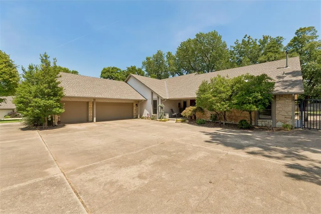 Photo 3 — 2008 Mistletoe Court, Edmond, OK 73034