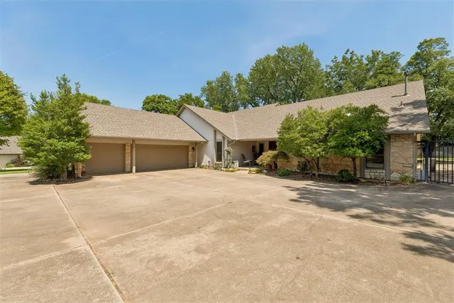 Photo 3 — 2008 Mistletoe Court, Edmond, OK 73034
