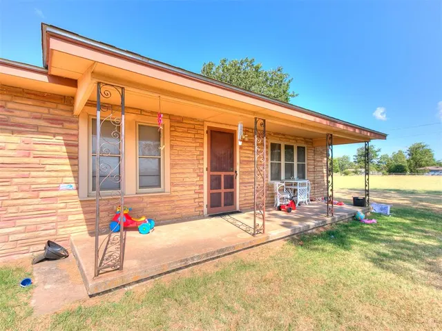 Photo 3 — 2349 S Harrah Road, Harrah, OK 73045