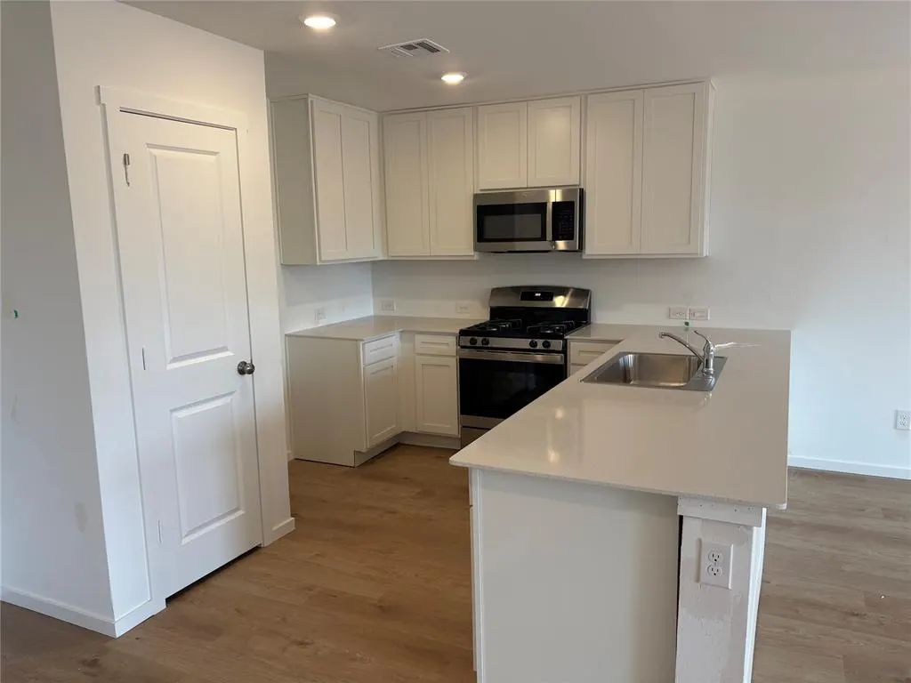 Photo 2 — 2004 Chestnut Oak Court, Oklahoma City, OK 73128