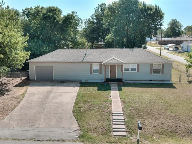 Photo 2 — 704 N Madison Avenue, Blanchard, OK 73010