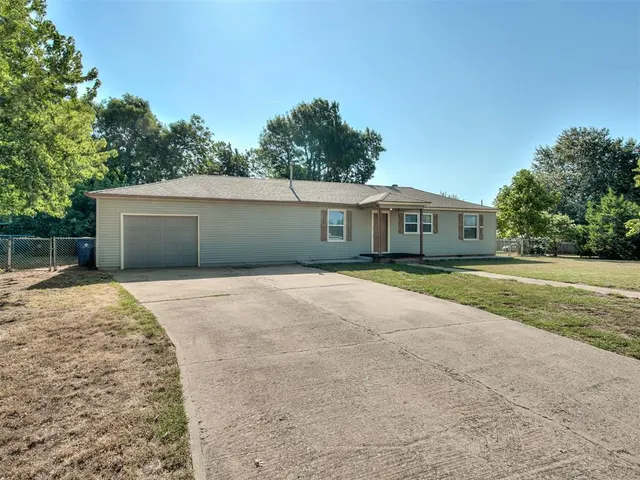 Photo 3 — 704 N Madison Avenue, Blanchard, OK 73010