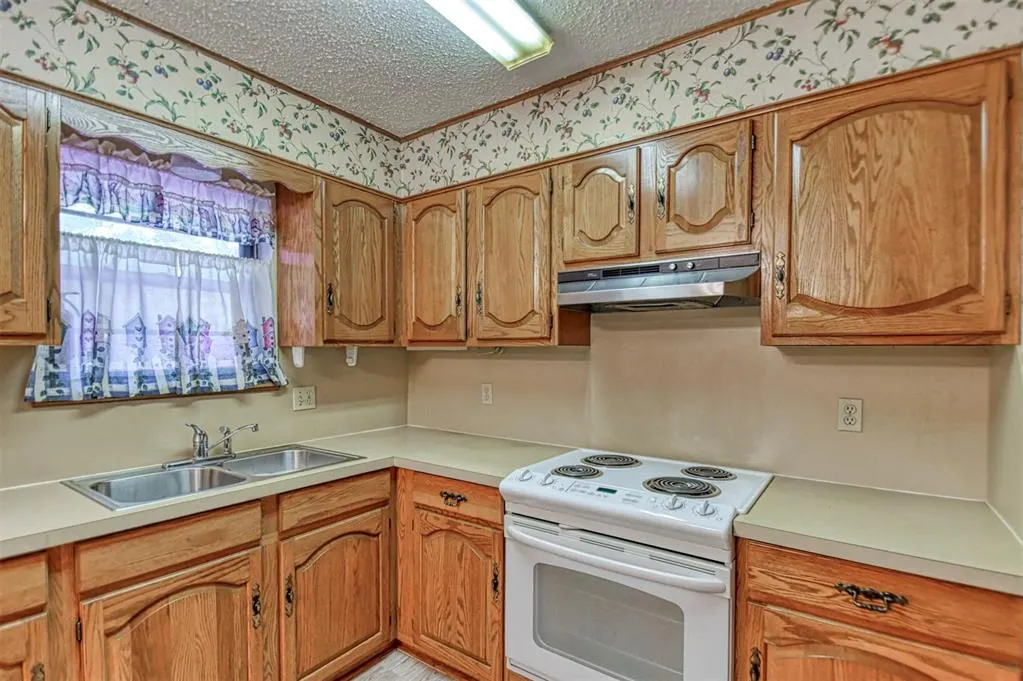 Photo 9 — 1135 Elmhurst Street, Moore, OK 73160