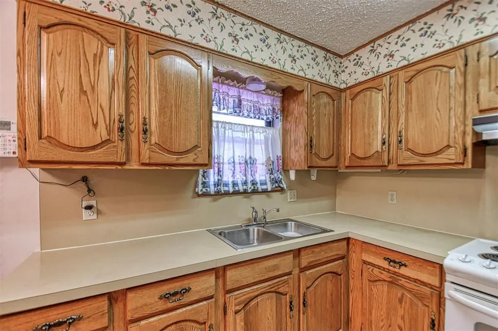 Photo 11 — 1135 Elmhurst Street, Moore, OK 73160