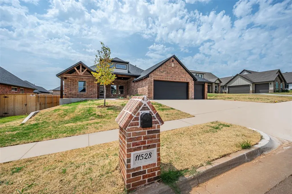 Photo 2 — 11528 NW 103rd Street, Yukon, OK 73099