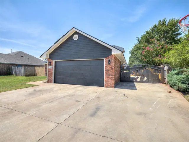 Photo 4 — 2705 E Hills Drive, Oklahoma City, OK 73160