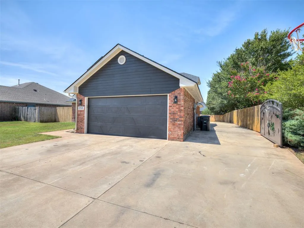 Photo 5 — 2705 E Hills Drive, Oklahoma City, OK 73160