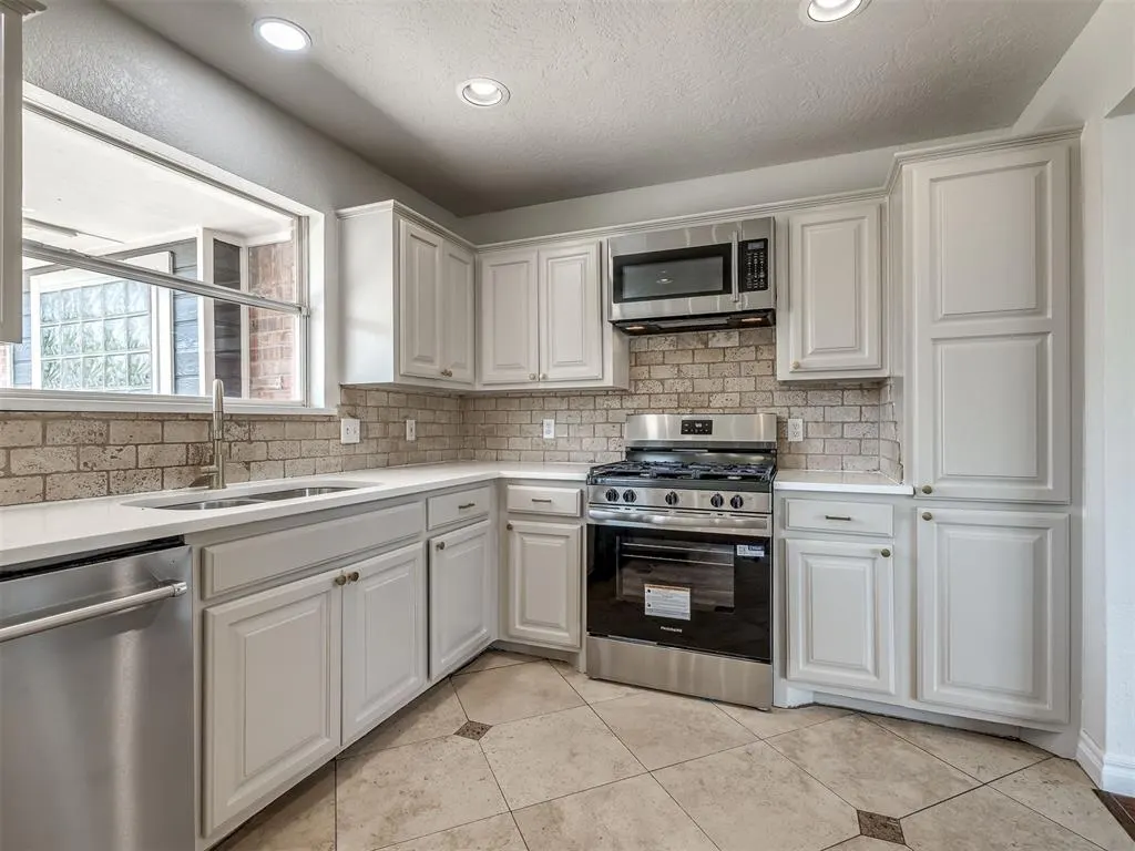 Photo 12 — 2705 E Hills Drive, Oklahoma City, OK 73160