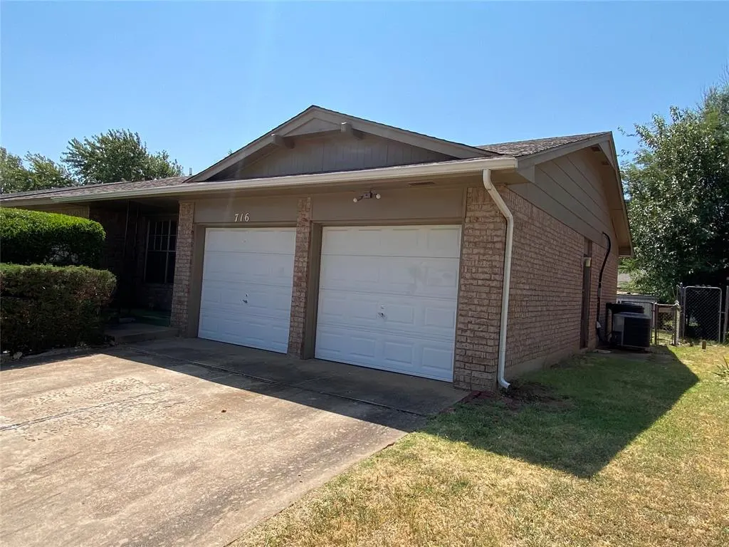 Photo 4 — 716 NW 17th Street, Moore, OK 73160