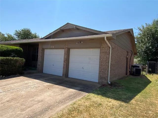 Photo 4 — 716 NW 17th Street, Moore, OK 73160