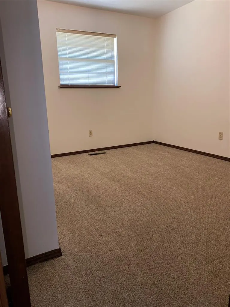 Photo 25 — 716 NW 17th Street, Moore, OK 73160