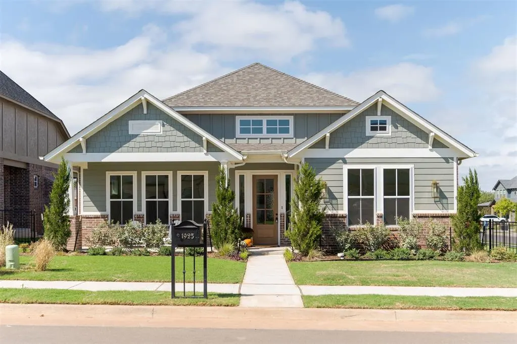 Front exterior — 1925 Parkwood Avenue, Edmond, OK 73034
