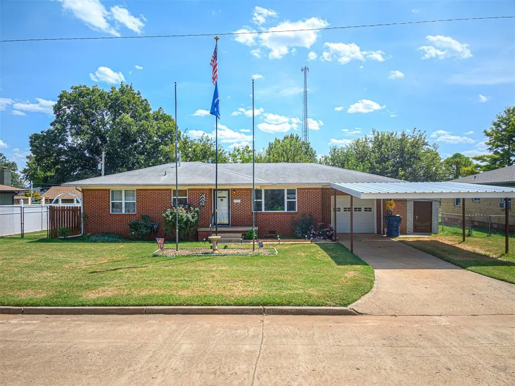 Front exterior — 925 W Creek Street, Lindsay, OK 73052