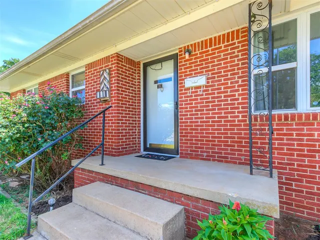Photo 2 — 925 W Creek Street, Lindsay, OK 73052