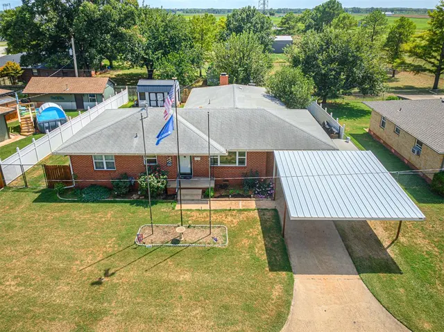 Photo 3 — 925 W Creek Street, Lindsay, OK 73052
