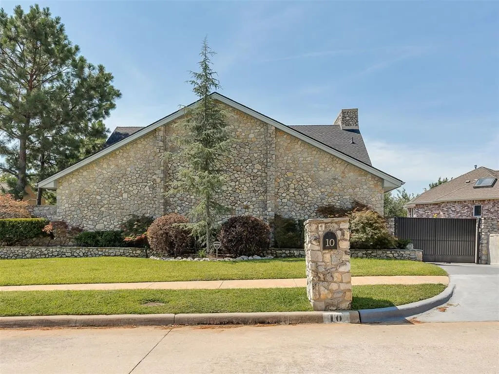 Front exterior — 10 Rustic Hills Street, Norman, OK 73072