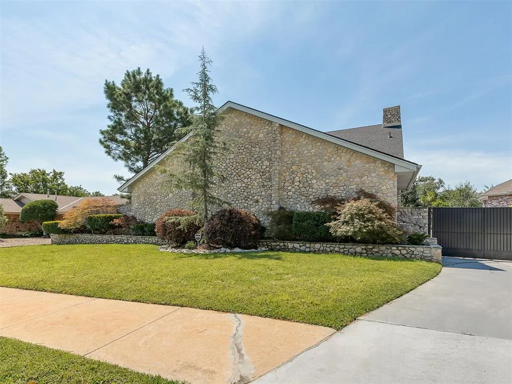 Photo 2 — 10 Rustic Hills Street, Norman, OK 73072