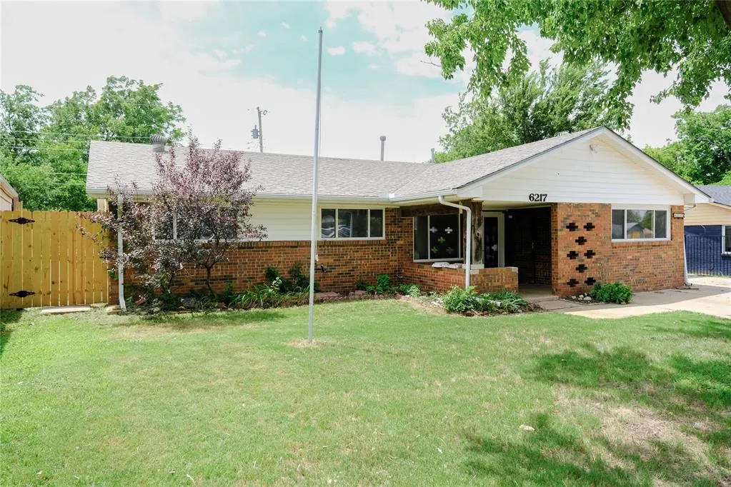 Photo 2 — 621 Reeves Court, Oklahoma City, OK 73122