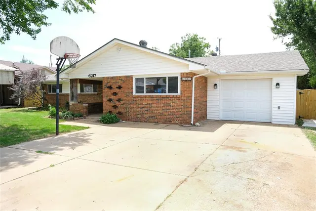 Photo 3 — 621 Reeves Court, Oklahoma City, OK 73122