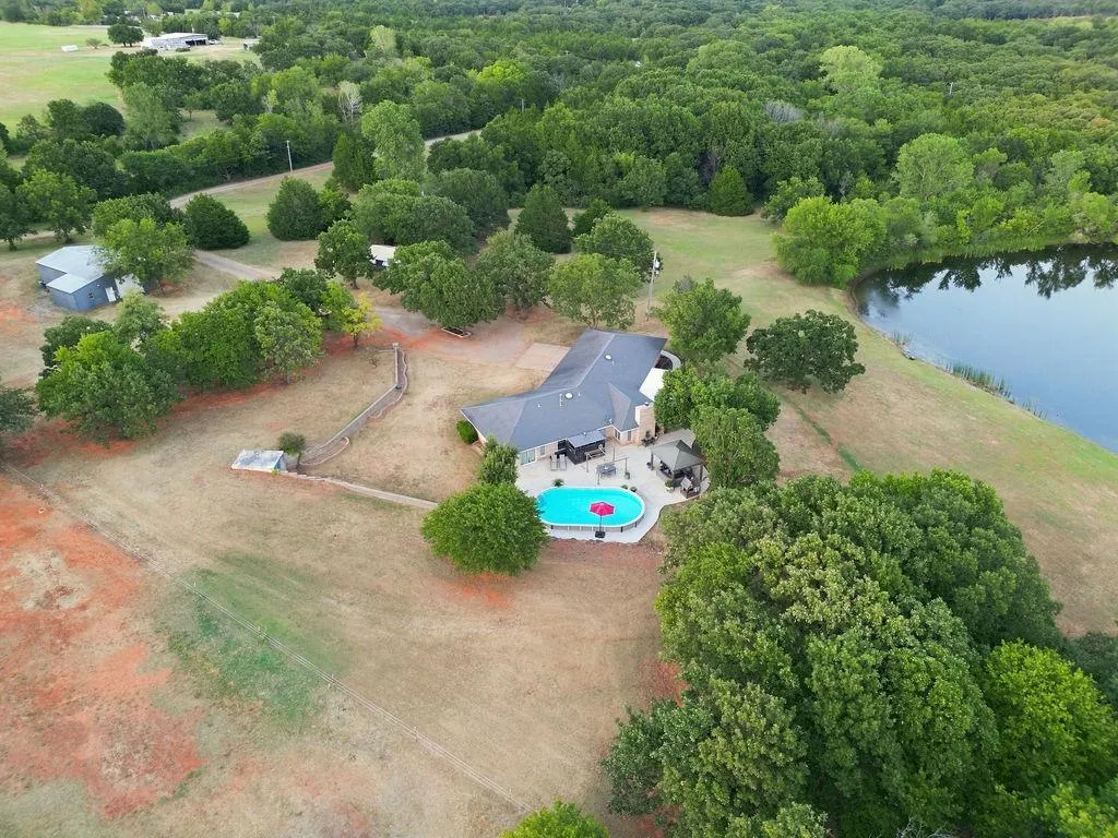 Photo 2 — 940005 S 3370 Road, Wellston, OK 74881