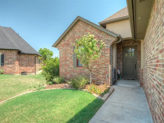 Photo 3 — 312 Evie Place, Moore, OK 73160