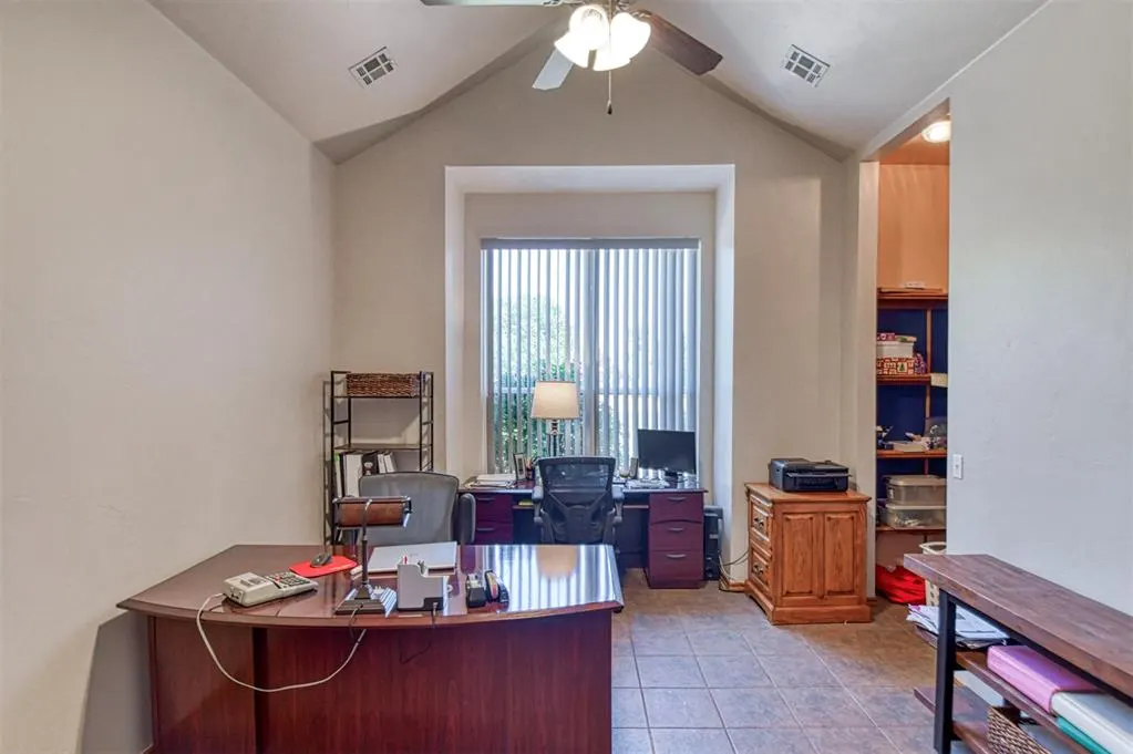 Photo 4 — 10421 Katy Line Drive, Yukon, OK 73099