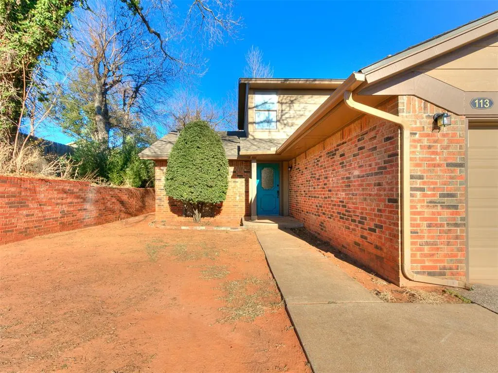 Photo 2 — 113 Woodbridge Circle, Edmond, OK 73012