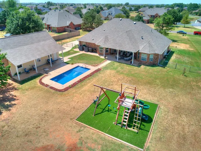 Photo 3 — 10712 Sundance Drive, Yukon, OK 73099