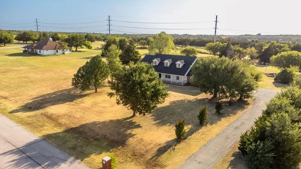 Photo 2 — 12601 Natasha Way, Yukon, OK 73099