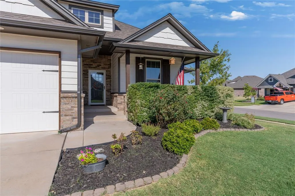 Photo 2 — 701 Patrick Way, Yukon, OK 73099