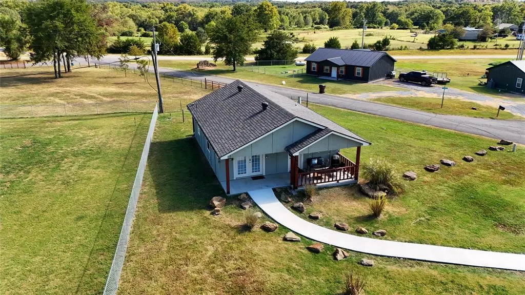 Front exterior — 805 Comanche Drive, Eufaula, OK 74432