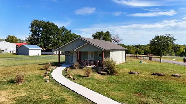 Photo 3 — 805 Comanche Drive, Eufaula, OK 74432