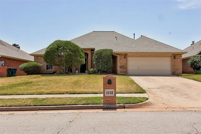 Photo 2 — 1112 Copperfield Drive, Edmond, OK 73003