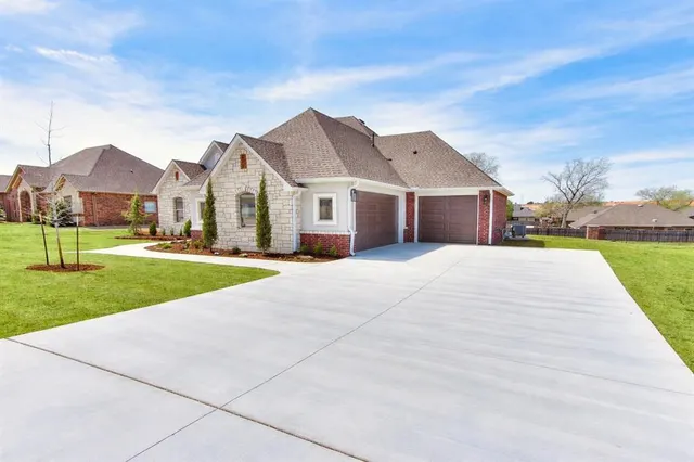 Photo 2 — 2915 Ridgecrest Drive, Purcell, OK 73080